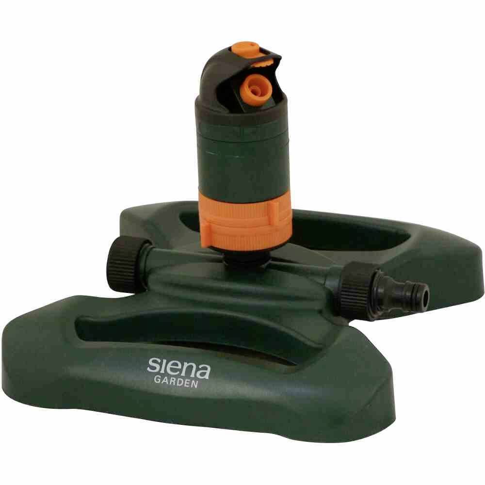 Zielony, obrotowy zraszacz ogrodowy firmy 'Siena Garden' z pomarańczową głowicą, przeznaczony do równomiernego nawadniania trawników.