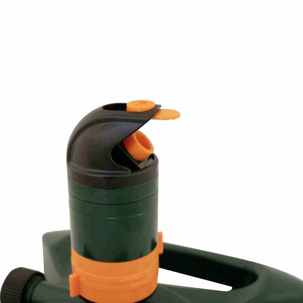 Zielony i pomarańczowy zraszacz ogrodowy z regulowaną dyszą, odpowiedni do nawadniania trawnika lub ogrodu.