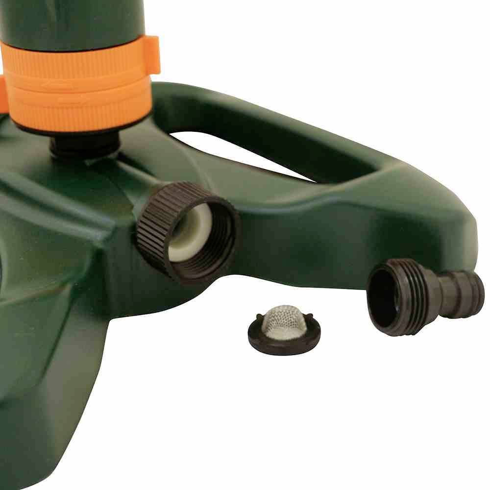 Zielony zraszacz ogrodowy z pomarańczowym złączem, akcesoriami i metalową końcówką. Idealny do nawadniania trawnika.