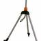 Statyw z trzema wysuwanym nogami i pomarańczowym mechanizmem regulacyjnym na górze. Odpowiedni do sprzętu outdoorowego lub narzędzi.