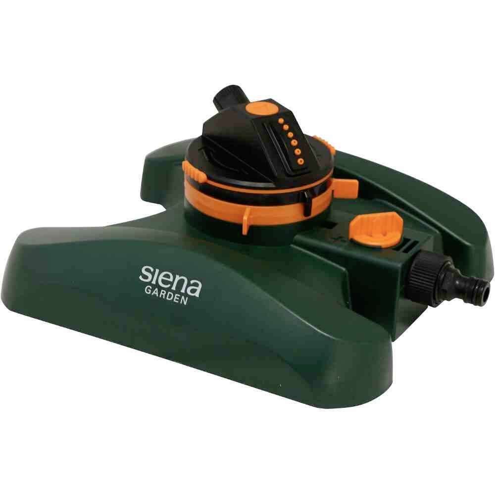 Zielony zraszacz trawnikowy firmy Siena Garden z regulowaną dyszą i przyłączem. Służy do nawadniania trawników.