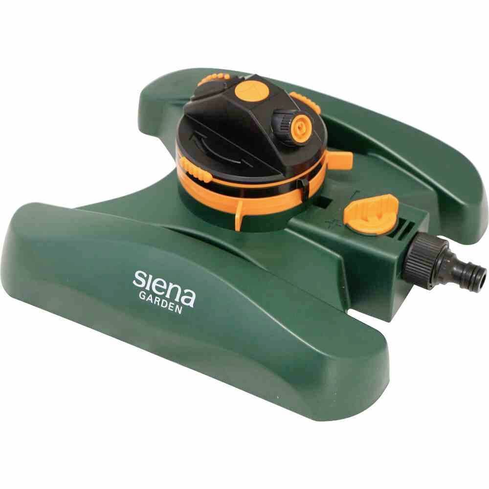 Zielony zraszacz ogrodowy marki Siena Garden z pomarańczowymi pokrętłami regulacyjnymi i szybkozłączką, idealny do nawadniania ogrodu.