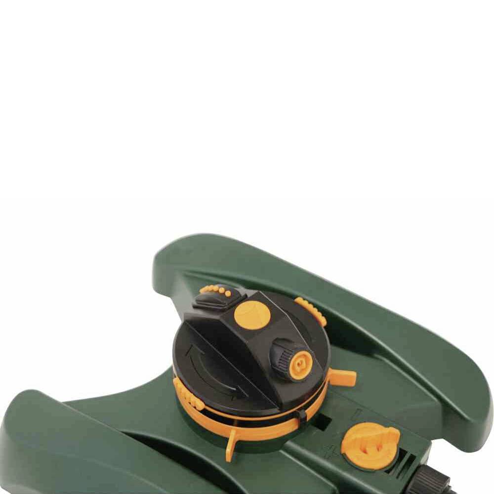 Zielony zraszacz trawnikowy, kompaktowy i okrągły, z kilkoma przyciskami ustawień na górnej powierzchni. Idealny do precyzyjnego nawadniania terenów zielonych.