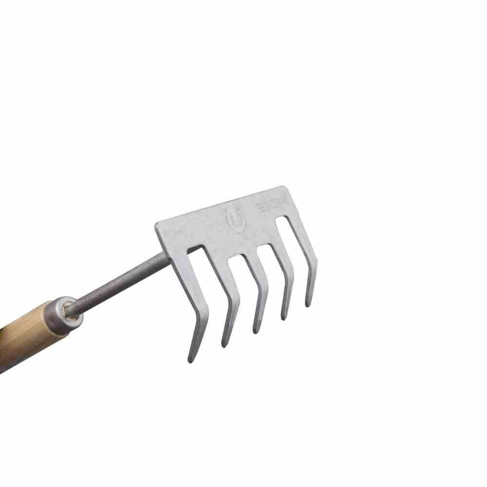 Metalowy grabie z drewnianą rączką, trzymane poziomo, na białym tle. Używane głównie w pracach ogrodowych.