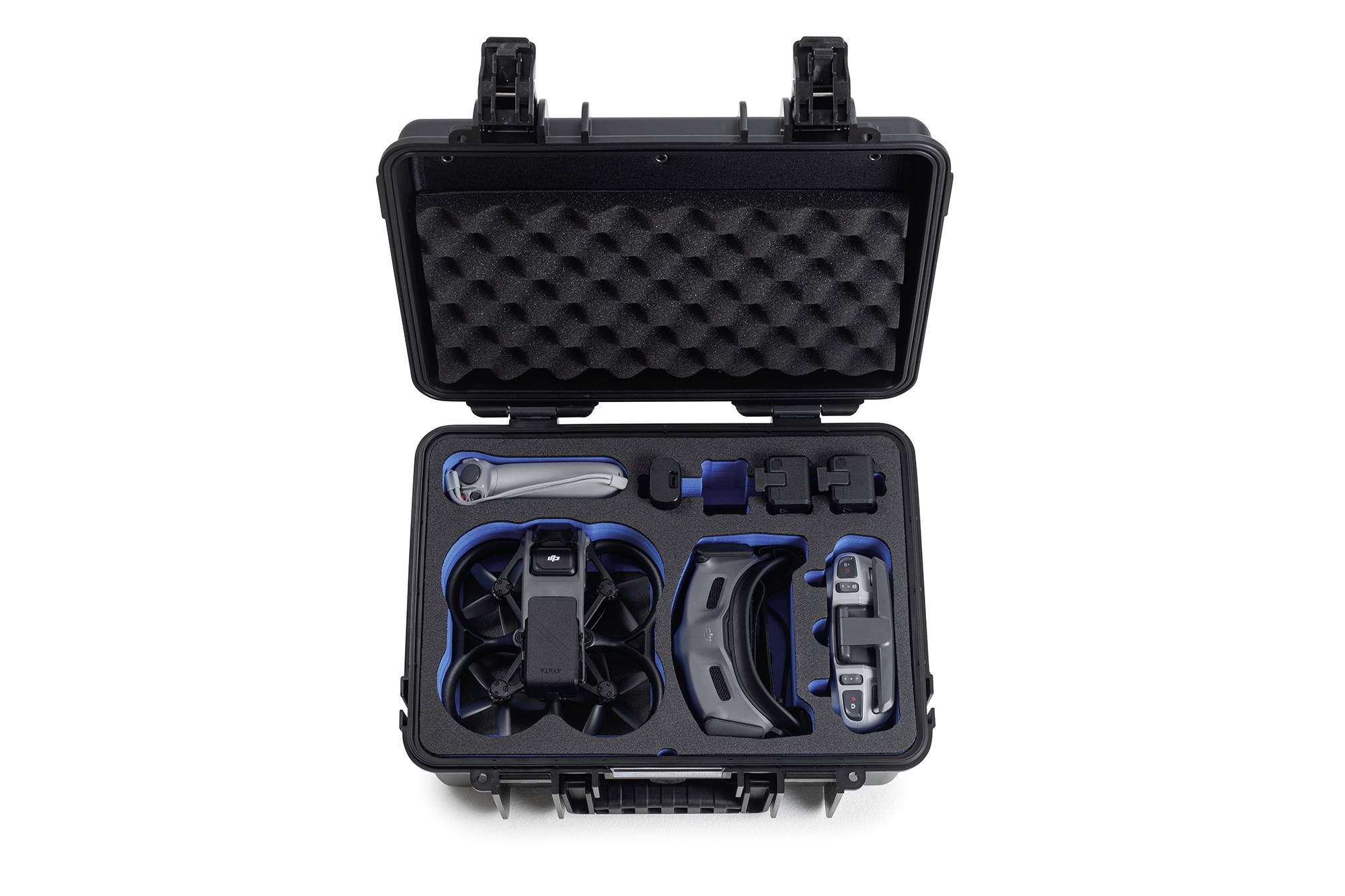 Otwarty czarny kufer z częściami drona: śmigła, bateria, ładowarka i pilot, ułożone w wyściółce z pianki.
