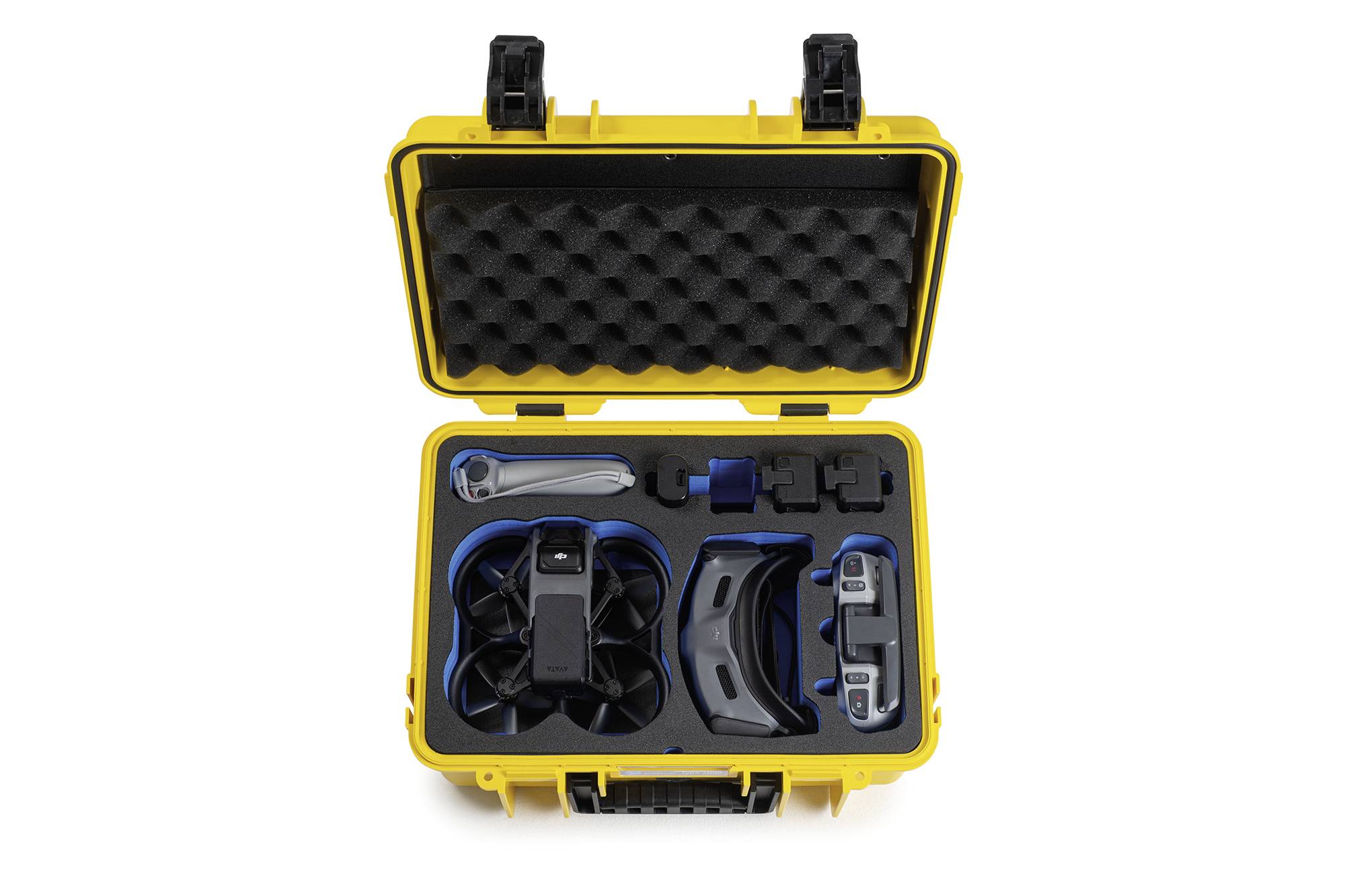 Żółta walizka z otwartą pokrywą zawiera sprzęt drona: śmigła, pilot zdalnego sterowania, ładowarki i części zamienne w dostosowanej wkładce.