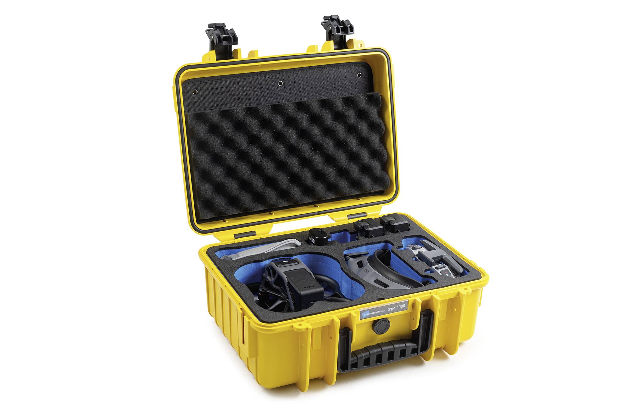 Żółta twarda walizka z otwartą pokrywą, wypełniona wyściełanym wnętrzem oraz różnymi akcesoriami i sprzętem fotograficznym.