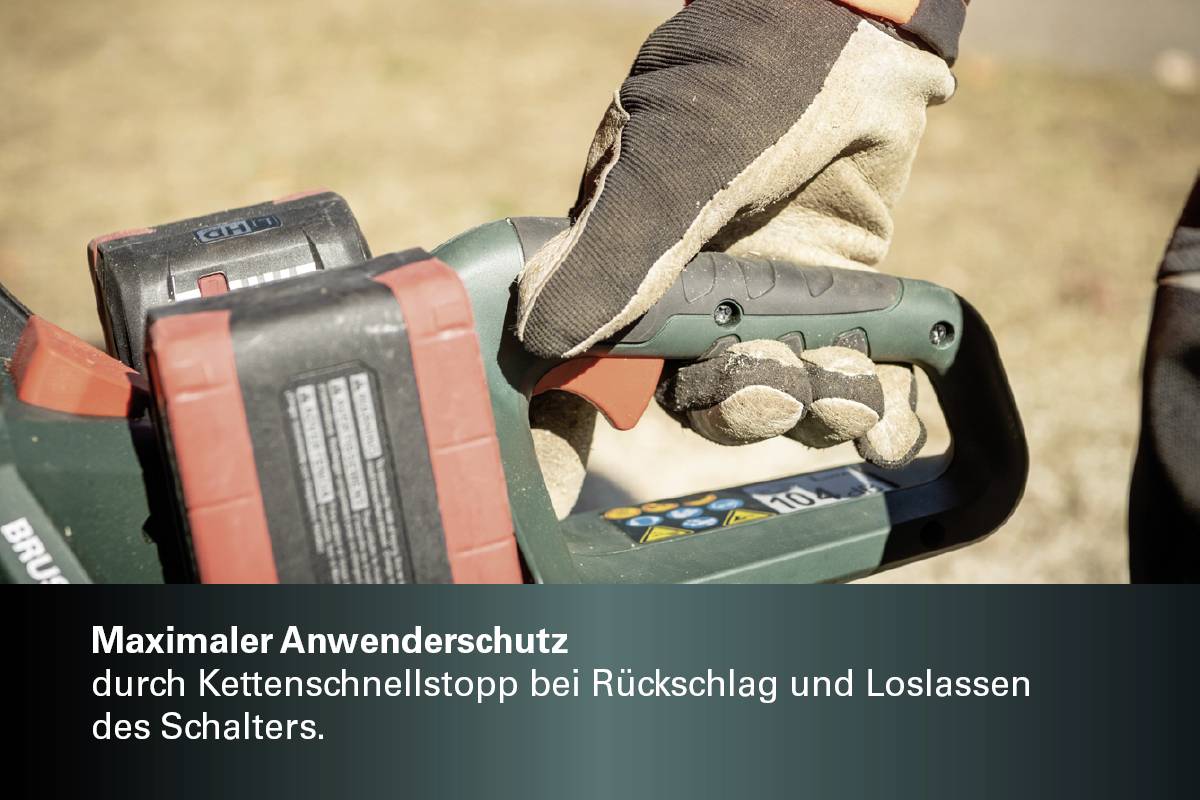 Zbliżenie osoby trzymającej piłę łańcuchową. Tekst na obrazie: Maksymalna ochrona użytkownika dzięki natychmiastowemu zatrzymaniu łańcucha przy odrzucie i zwolnieniu włącznika.