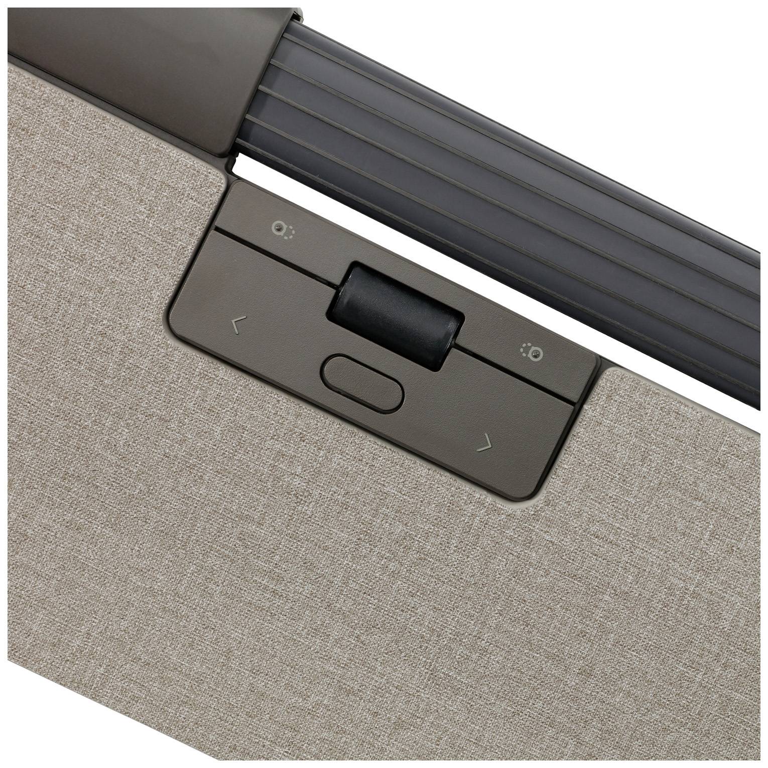 Zbliżenie brązowego głośnika tekstylnego. Widoczny jest szary panel sterowania z trzema przyciskami do regulacji głośności i ustawień.