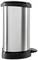 Lśniący, cylindryczny kosz na śmieci ze stali nierdzewnej z czarnym pedałem i pokrywą, sfotografowany z boku.