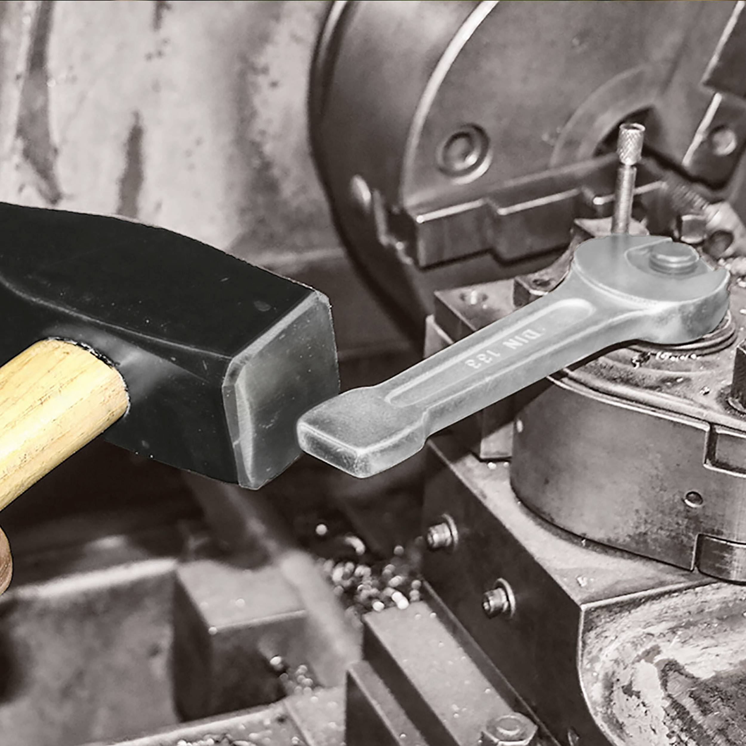 Maszyna w warsztacie, młotek i klucz pokazują mechaniczne naprawy lub czynności konserwacyjne.