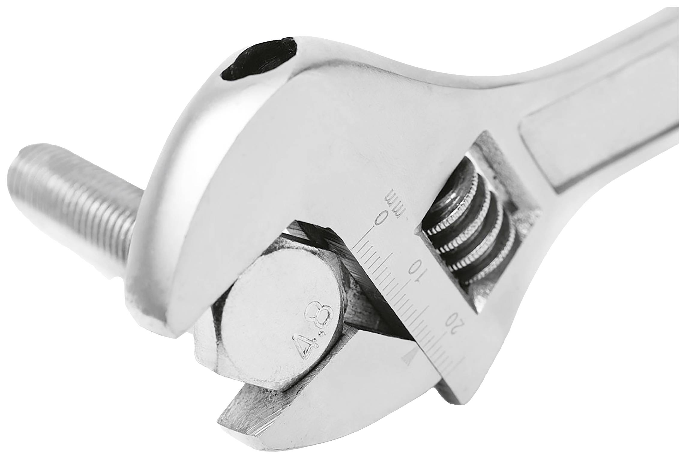 Regulowany klucz nastawny ze skalą nakładany jest na śrubę sześciokątną, prezentując funkcję narzędzia.
