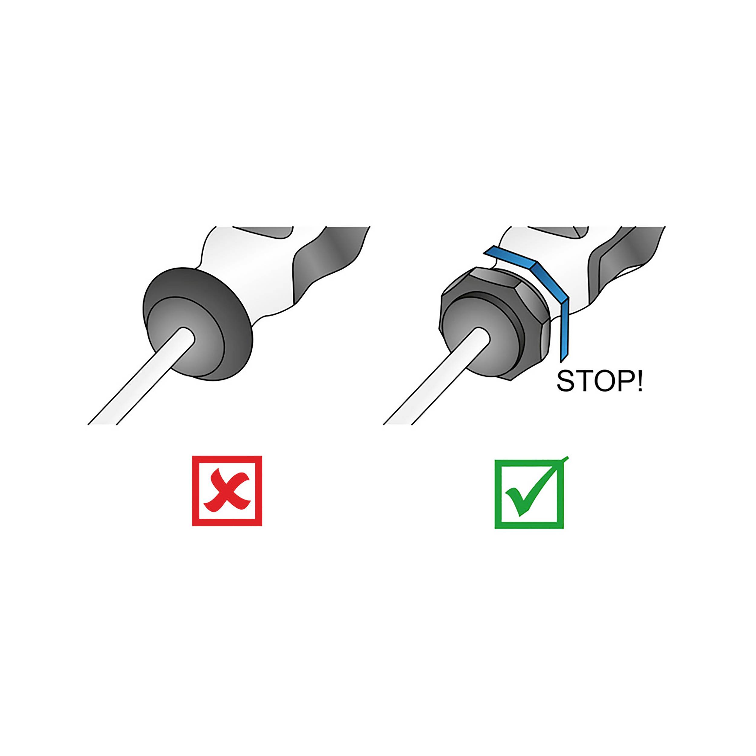 Lewy wtyk jest luźno podłączony i oznaczony czerwonym X, prawy wtyk jest mocno podłączony i oznaczony zielonym znacznikiem wraz z napisem 'STOP!'.