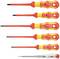 Sześć izolowanych wkrętaków w różnych rozmiarach i kształtach, oznaczonych kolorystycznie czerwonymi i żółtymi uchwytami, marki Matador.