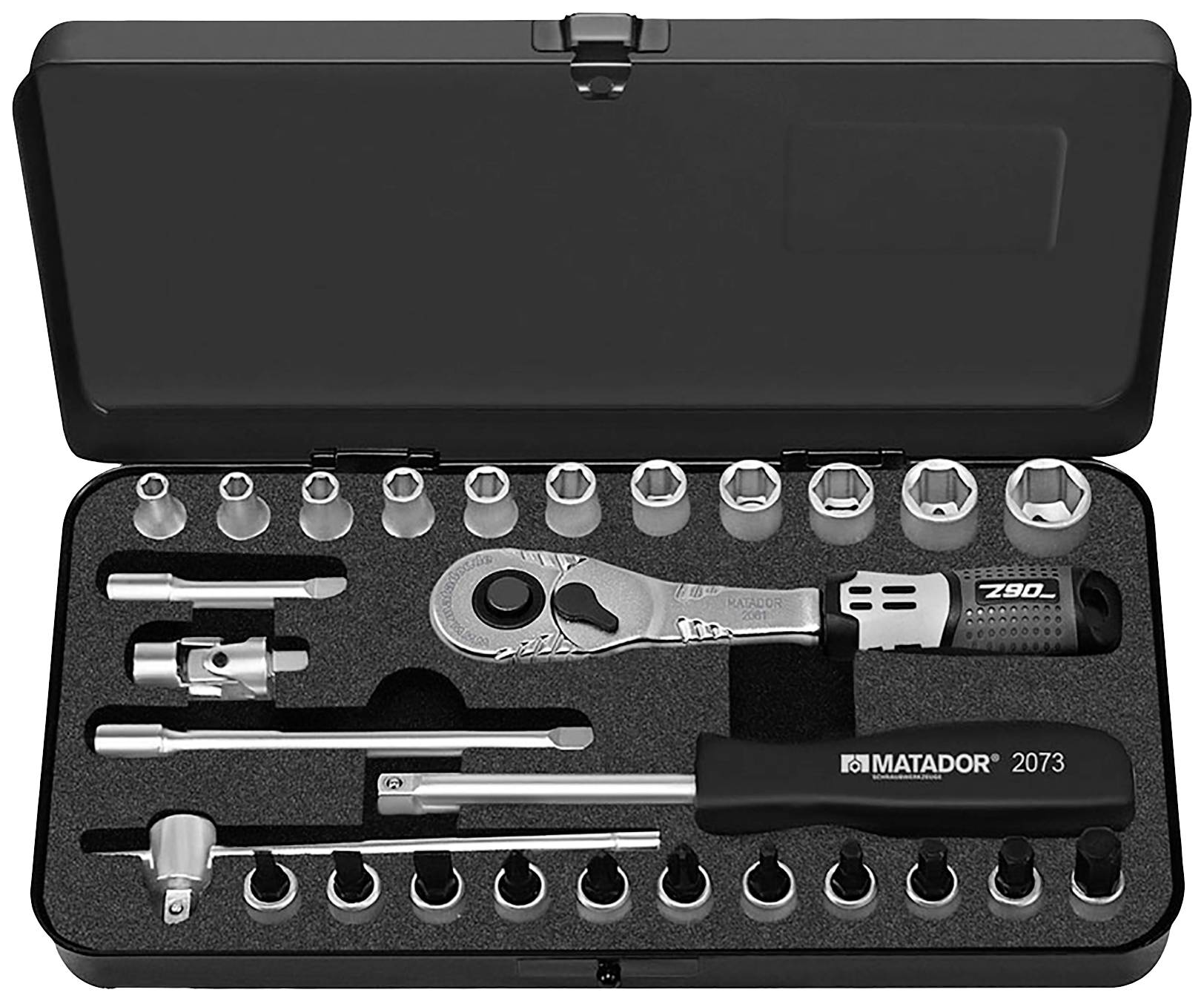 Zestaw kluczy nasadowych w czarnej walizce. Zawiera grzechotkę, różne nasadki i przedłużki, ułożone w schludny sposób.