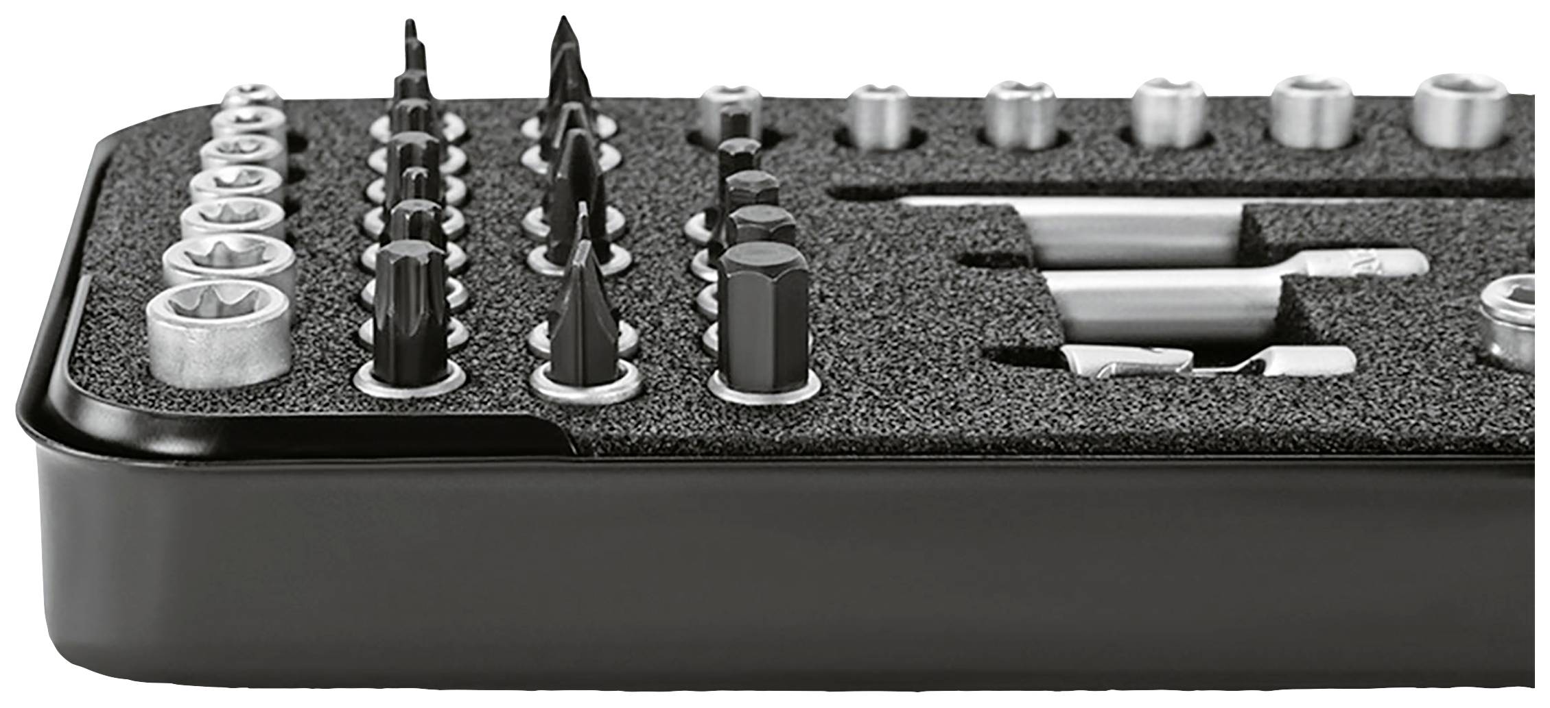 Zestaw narzędziowy z różnymi końcówkami i nakrętkami, starannie ułożonymi w wkładkach piankowych, umieszczony na czarnej podstawie z tworzywa sztucznego.