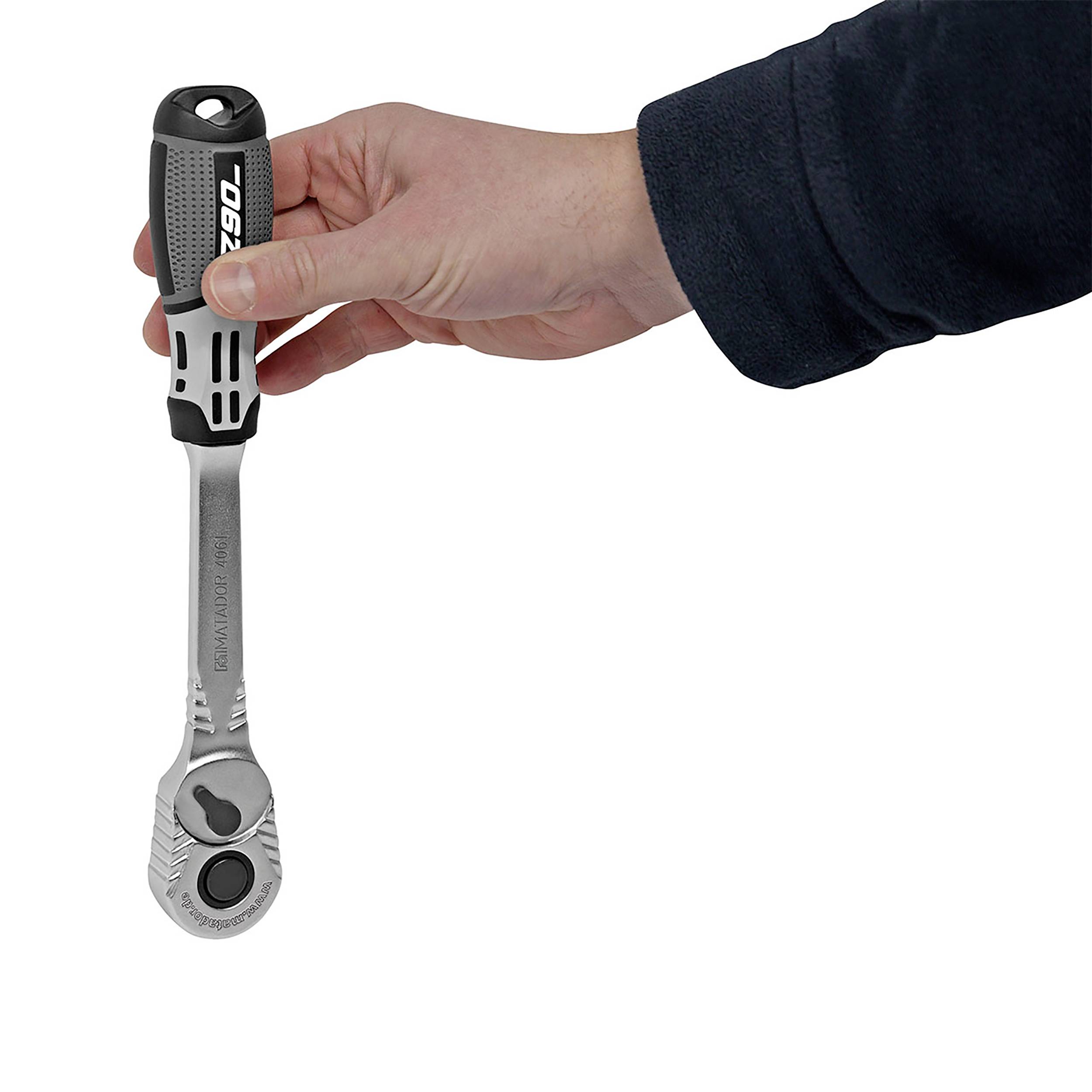 Dłoń trzyma klucz nastawny z ergonomicznym uchwytem.