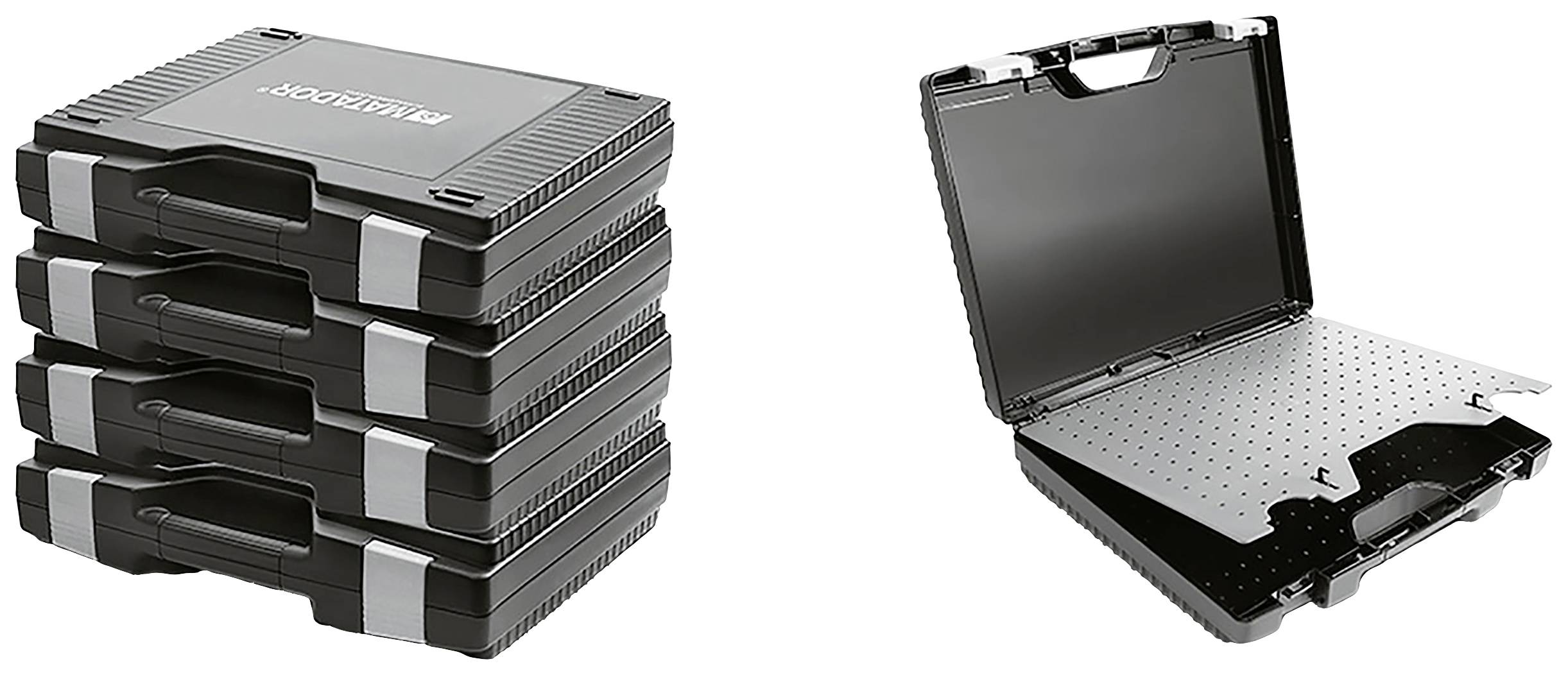 Cztery czarne walizki ułożone w stos po lewej stronie; po prawej stronie otwarta walizka z perforowaną płytą metalową w środku.