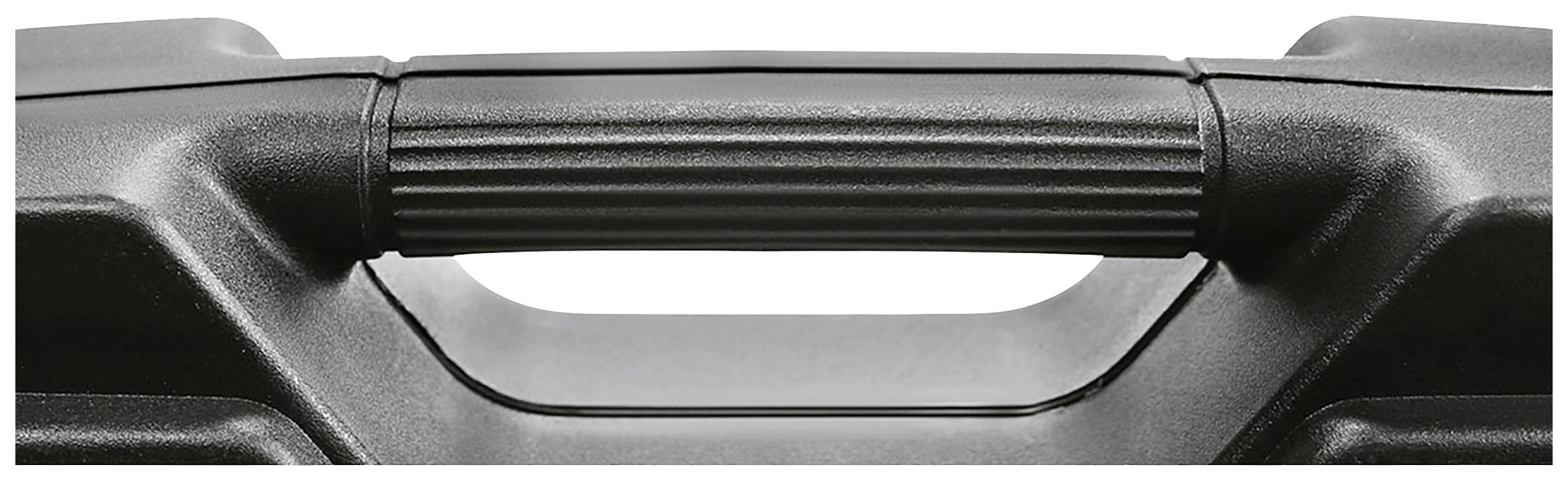 Czarny plastikowy uchwyt walizki w zbliżeniu, ułożony poziomo, o fakturze żebrowanej dla lepszego chwytu.