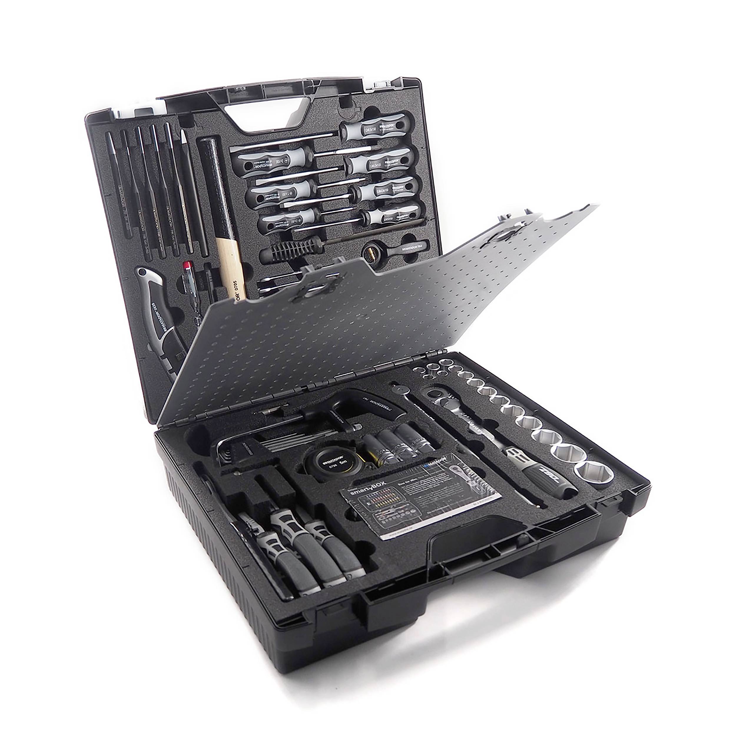 Otwarty kufer narzędziowy z różnymi narzędziami, w tym kluczami, śrubokrętami i szczypcami, na białym tle.