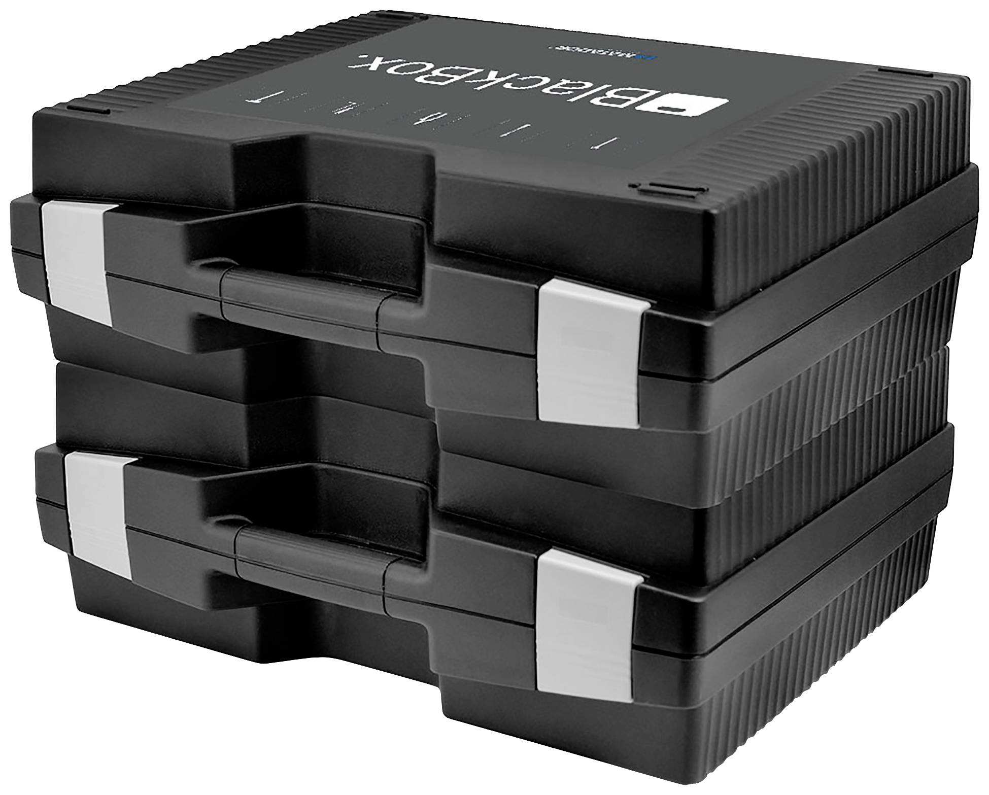 Dwa czarne skrzynki narzędziowe ułożone jedna na drugiej, z uchwytami do przenoszenia, przy czym górna skrzynka jest oznaczona napisem 'BlackBox'. Posiadają srebrne zamki.