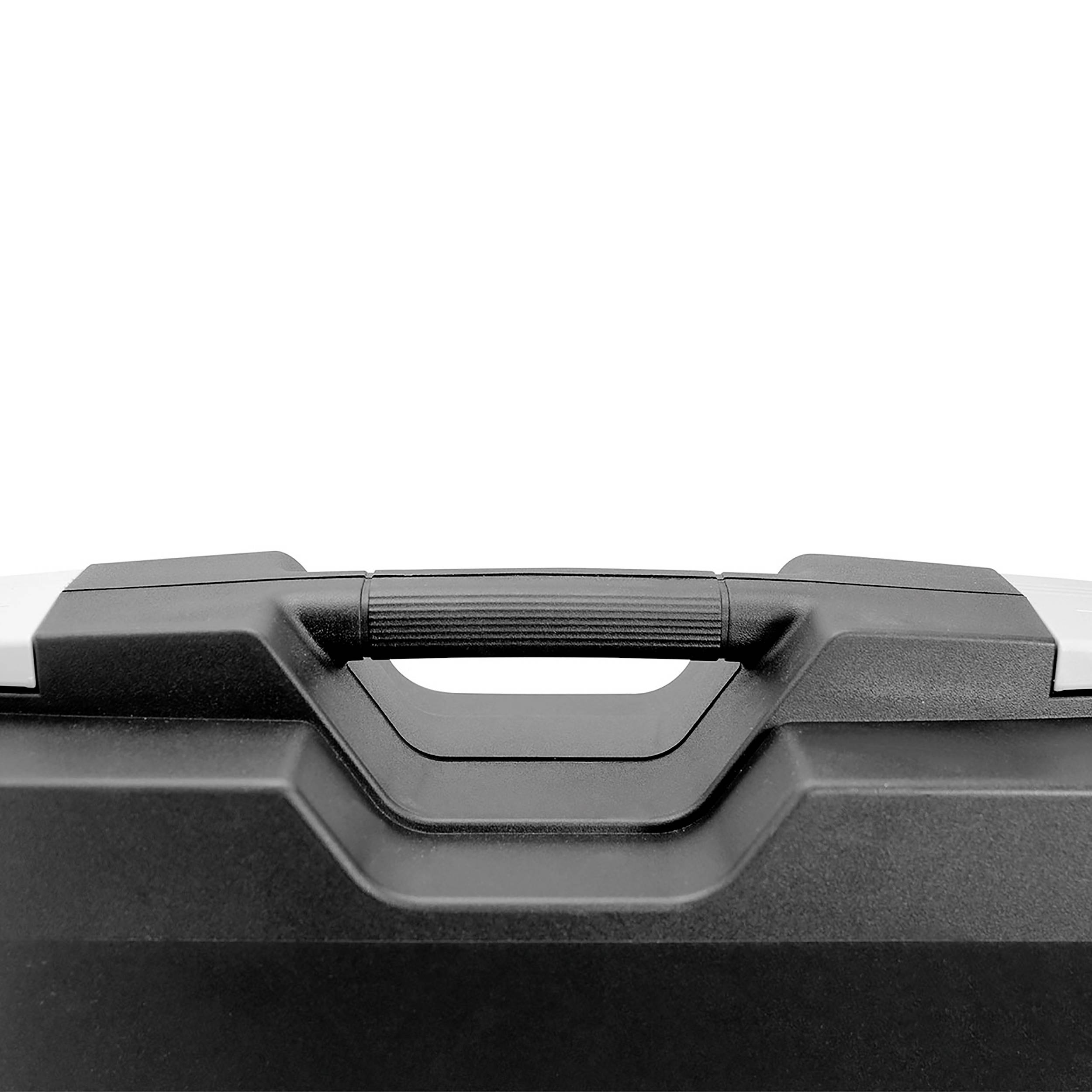 Czarny plastikowy kufer z teksturowaną rączką, przedstawiony częściowo zamknięty.