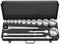 Czarny zestaw narzędziowy z kluczami nasadowymi różnych rozmiarów oraz kluczem dynamometrycznym, ułożony w schludny sposób.