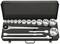 Czarny kufer narzędziowy z rzędem kluczy nasadowych i przedłużek, ułożonych według rozmiaru.
