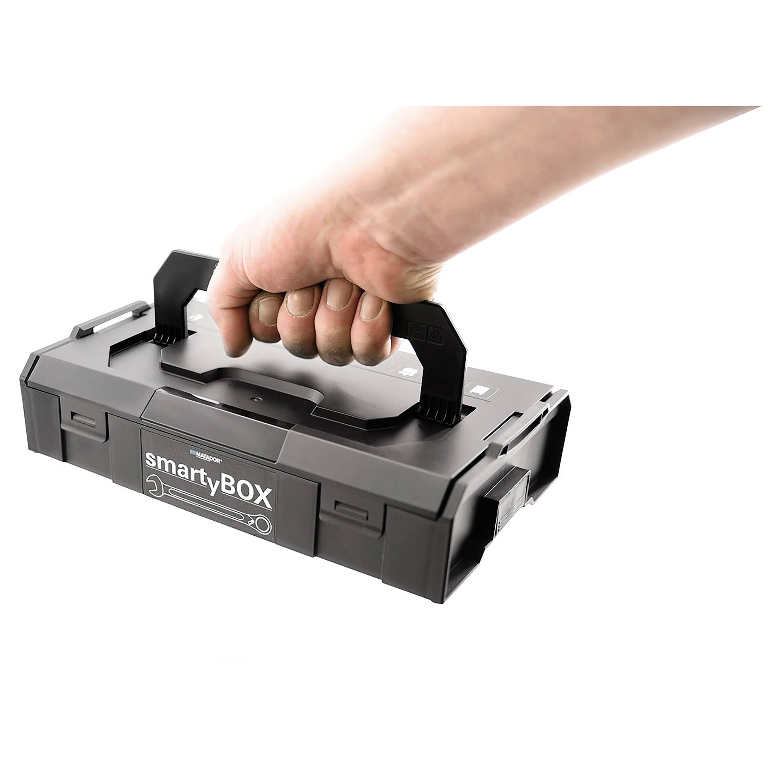 Jedna ręka trzyma czarną skrzynkę narzędziową z napisem 'smartyBOX'. Skrzynka posiada uchwyt do przenoszenia i zaokrąglone rogi.