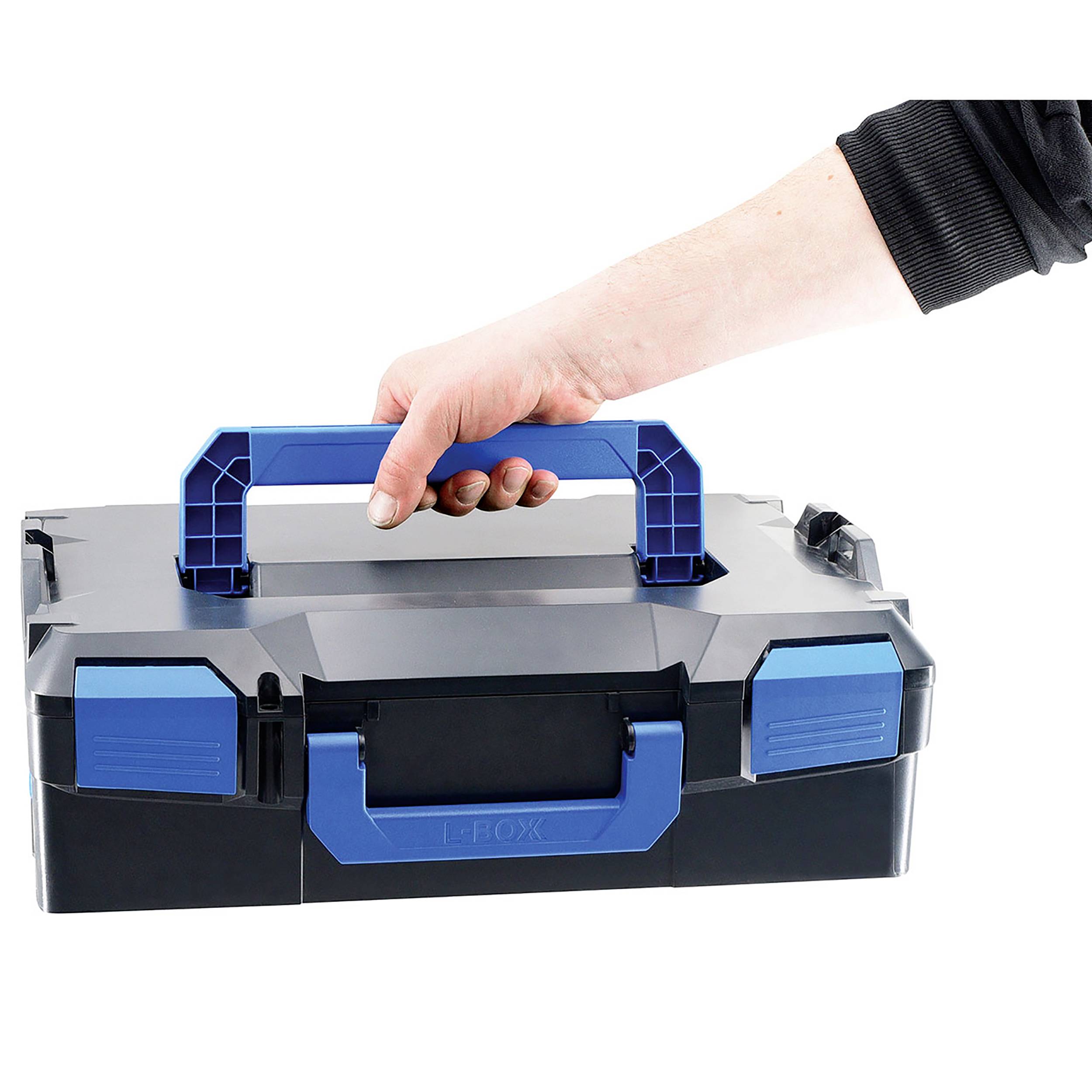 Niebieska skrzynka narzędziowa jest trzymana za uchwyt jedną ręką. Skrzynka posiada solidne zapięcie i jest wykonana z wytrzymałego materiału.