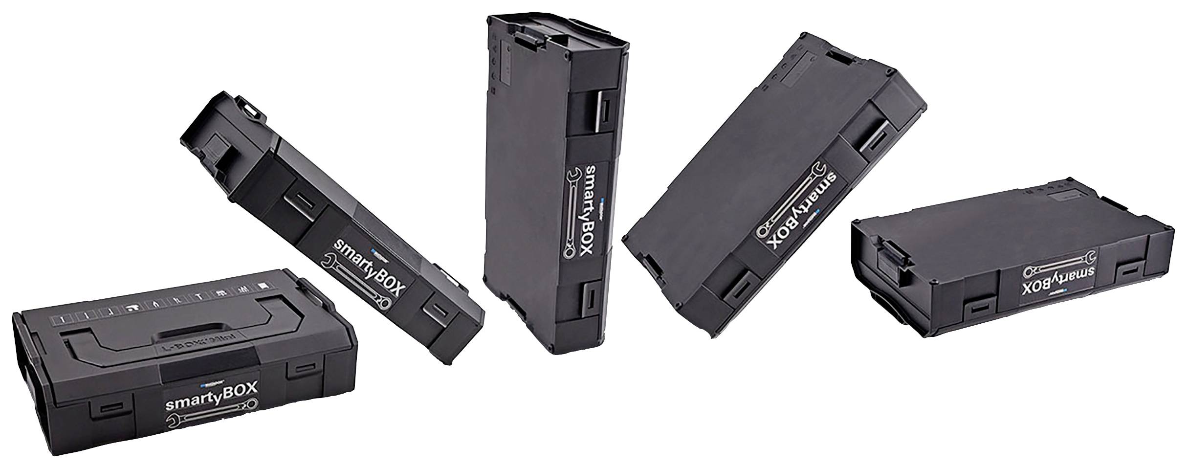 Pięć czarnych, prostokątnych obudów z napisem 'smartyBOX', ułożonych pod różnymi kątami. Wydają się być przenośne i możliwe do układania w stos.