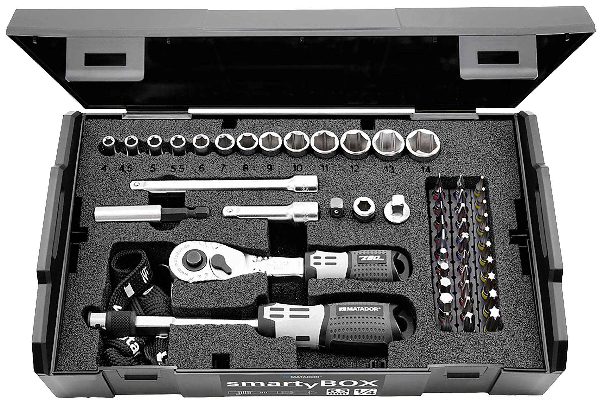 Otwarty zestaw narzędzi z grzechotką, nasadkami w różnych rozmiarach oraz zestawem wkrętaków, wszystko ułożone schludnie i przejrzyście.
