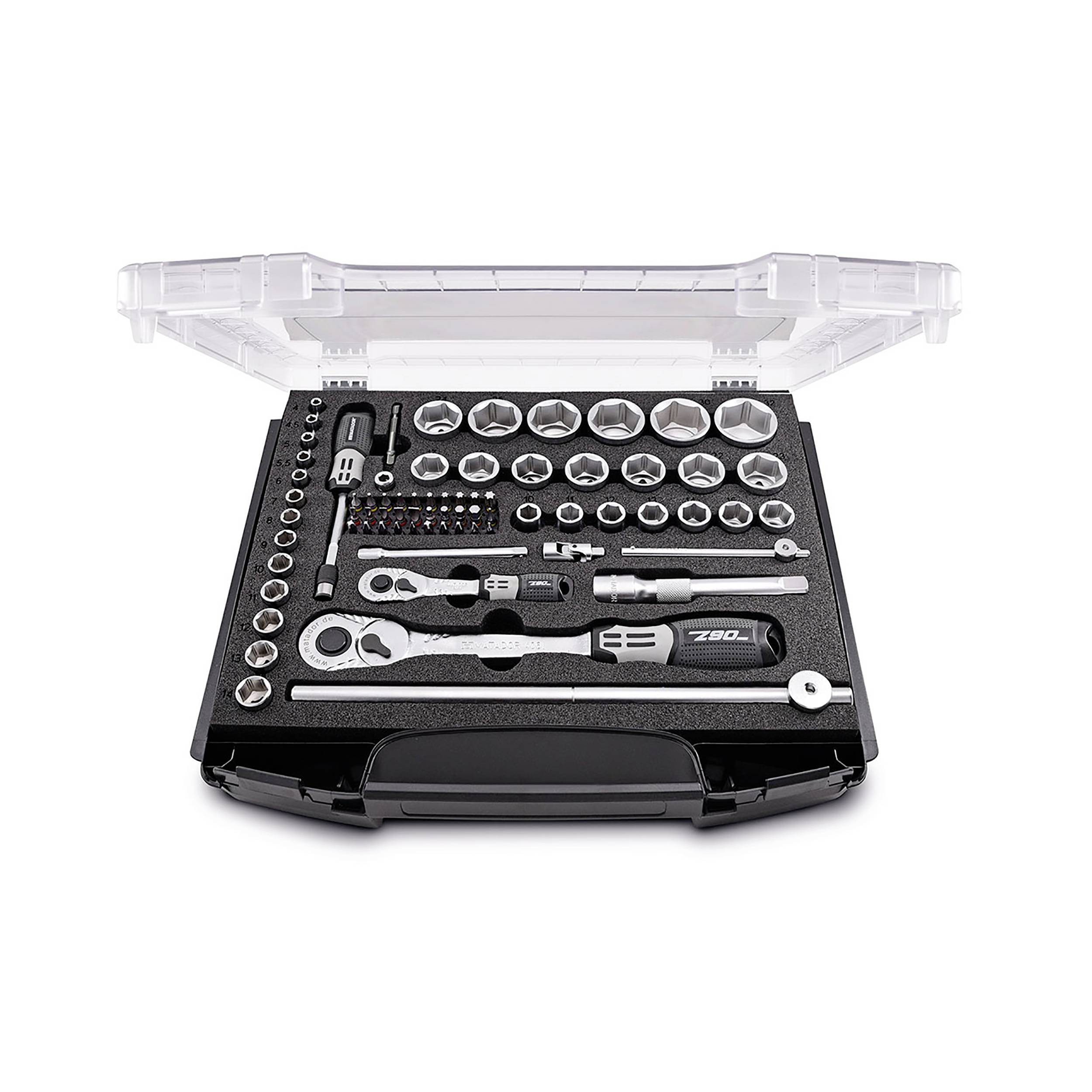 Skrzynka narzędziowa z różnymi kluczami nasadowymi, grzechotkami i grotami ułożonymi w uporządkowanych przegródkach, gotowa do użycia.