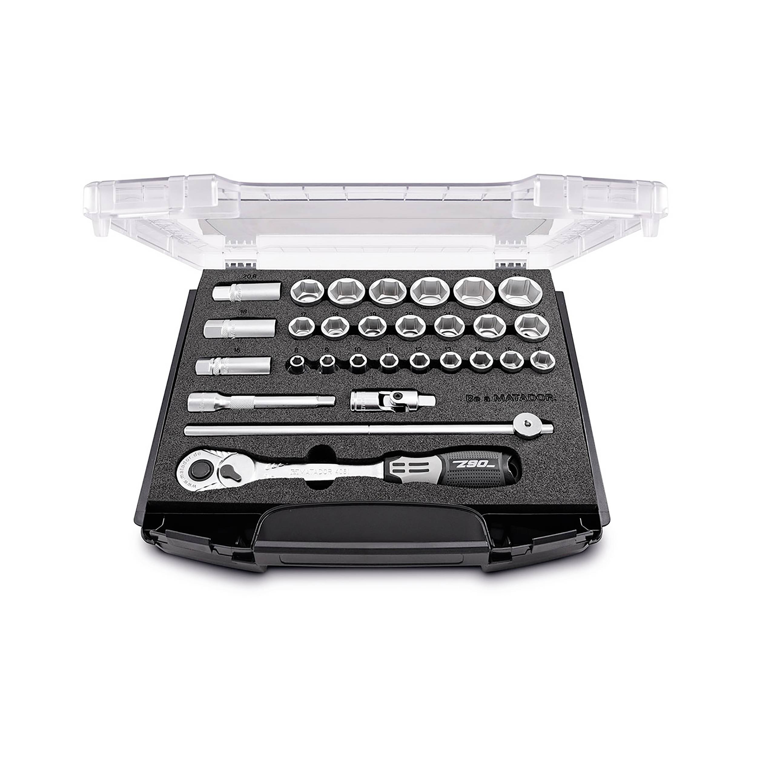 Otwarty zestaw narzędziowy z różnymi kluczami nasadowymi i grzechotką, starannie ułożonymi w piankowej wkładce.