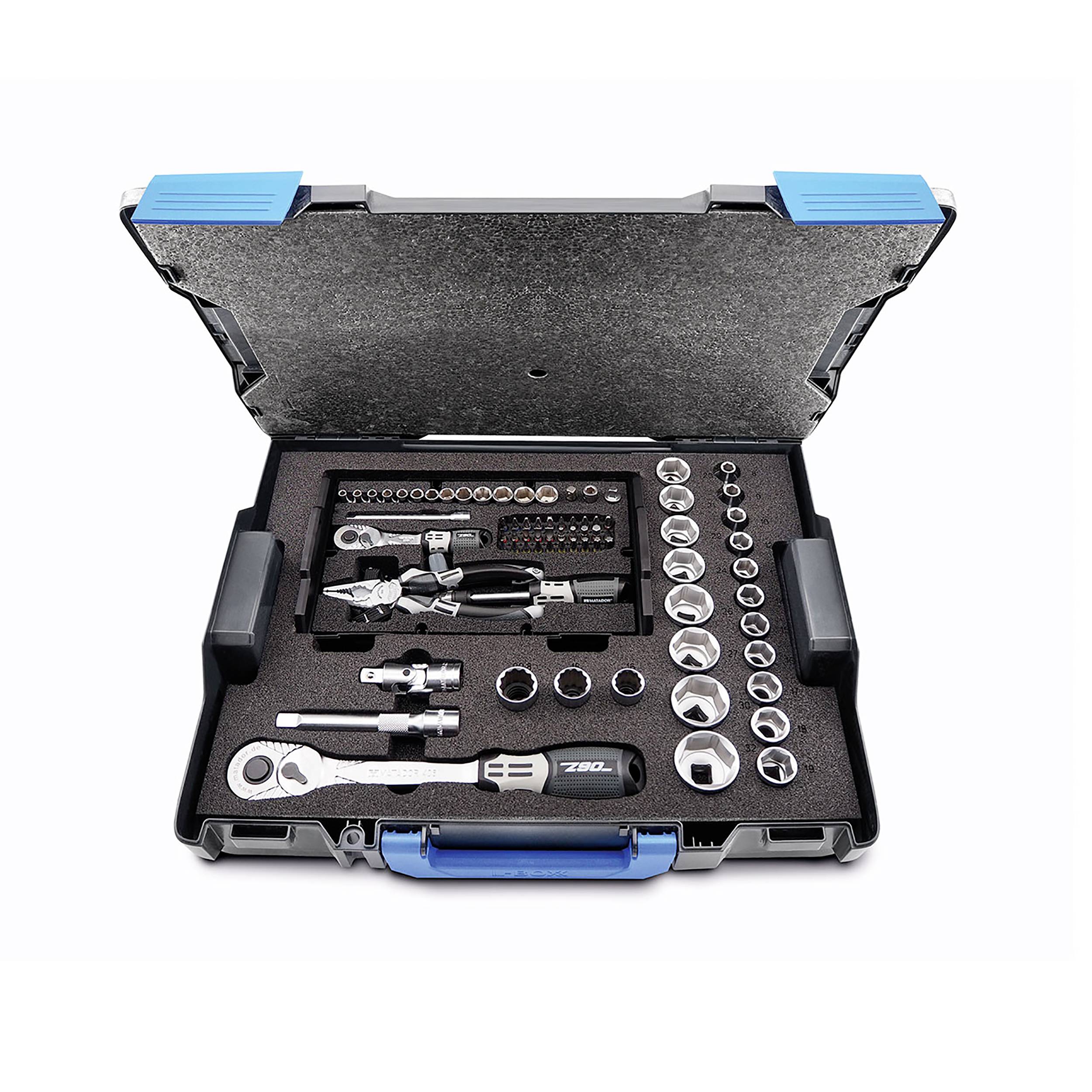 Otwarty kufer z narzędziami z różnymi kluczami nasadowymi, kluczami z grzechotką i akcesoriami, starannie ułożonymi w wkładce z pianki.