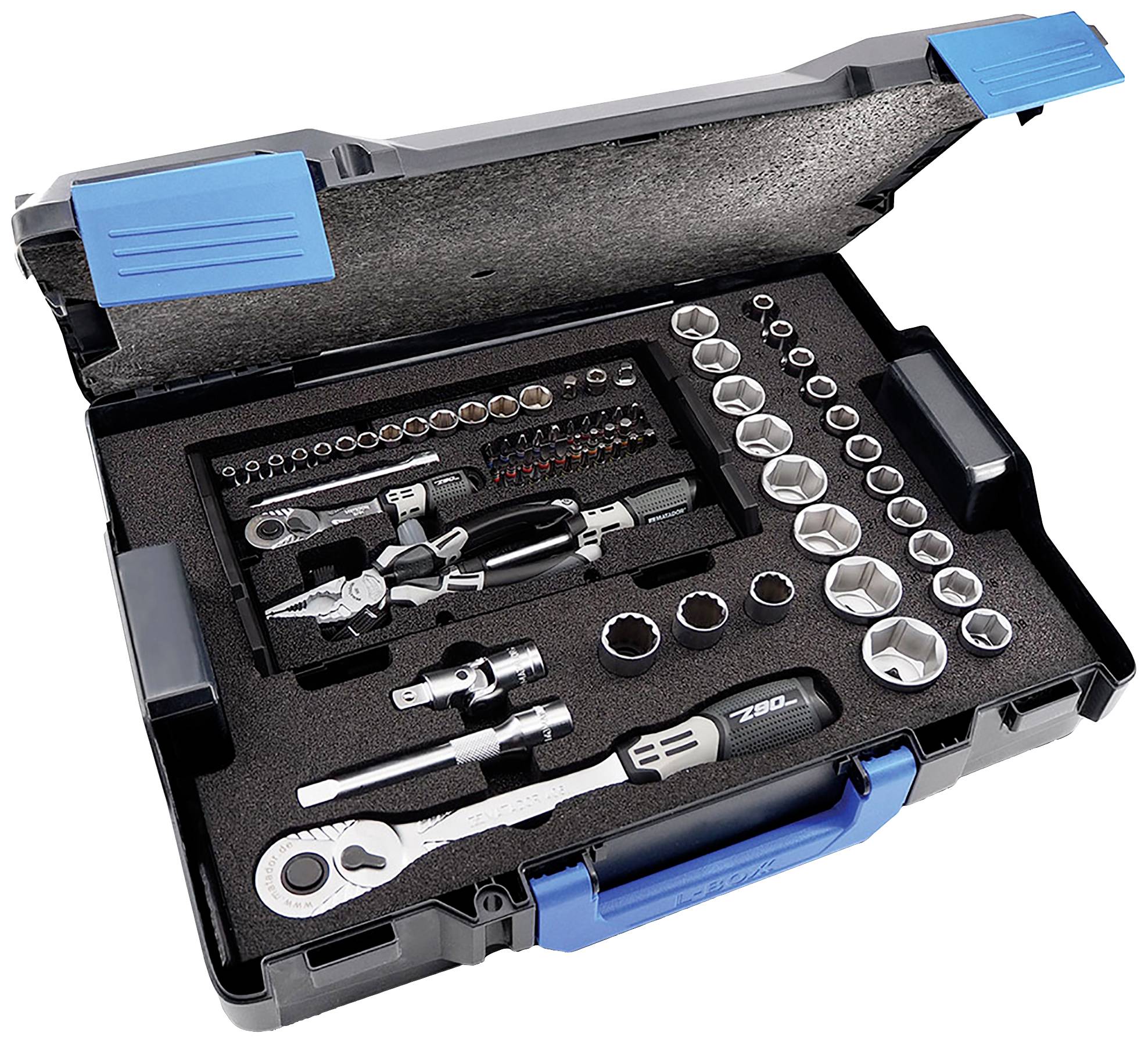 Otwarta walizka z różnymi kluczami nasadowymi i grzechotkami, starannie ułożonymi w pianowych wkładkach, przeznaczona do prac warsztatowych.