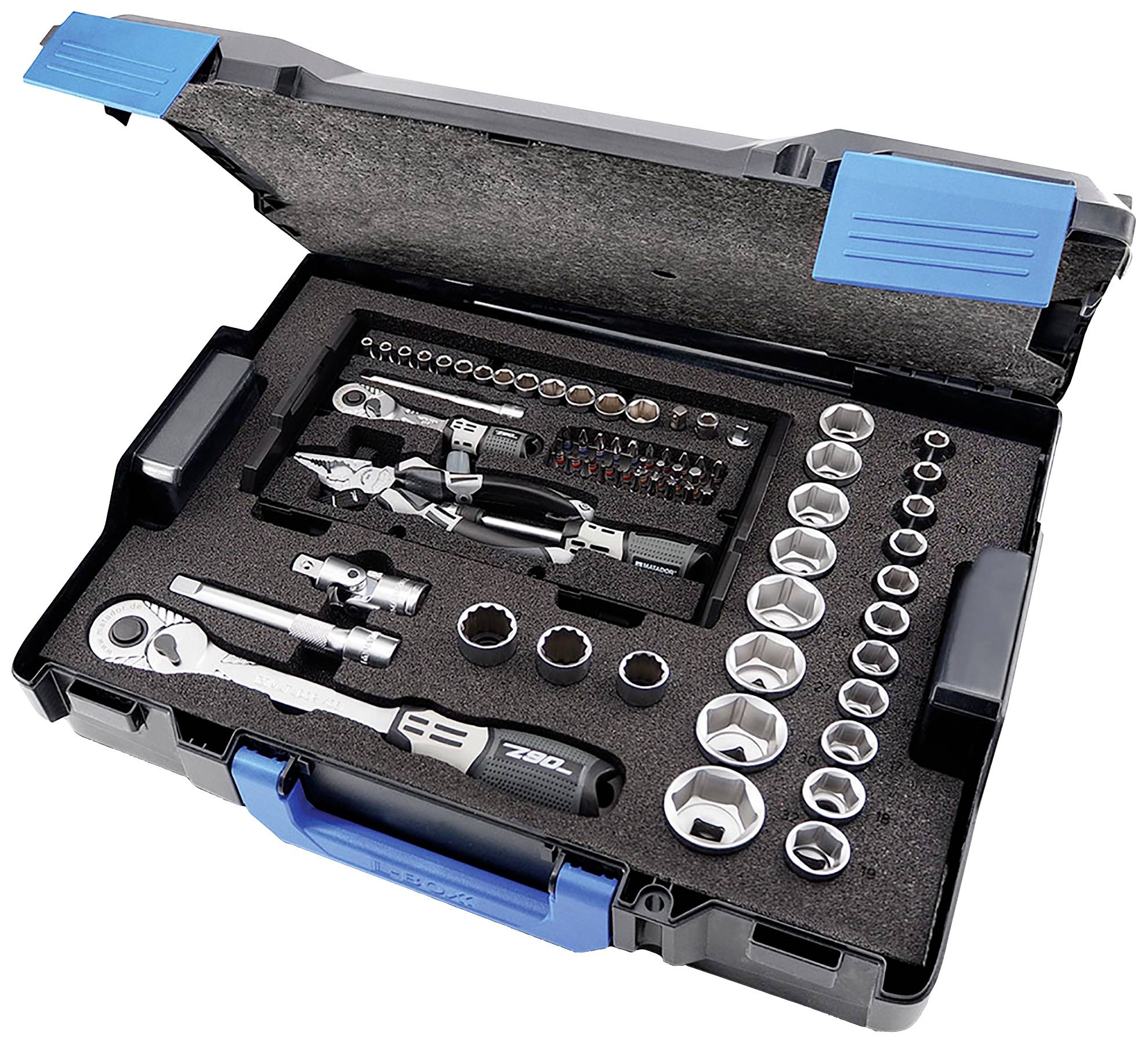 Otwarty zestaw narzędzi z różnymi kluczami płaskimi, nasadkami i grzechotkami, przejrzyście ułożonymi w piankowych wkładkach.