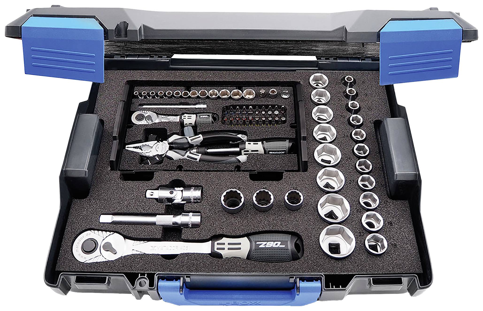 Otwarty kufer narzędziowy z kluczami płaskimi, nasadkami, szczypcami i grotami, starannie ułożonymi w piankowej wkładce.