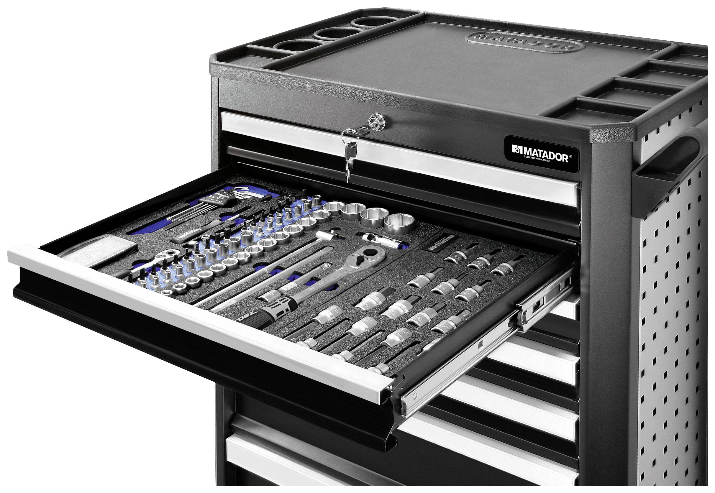 Wózek narzędziowy z otwartą szufladą prezentuje posegregowane narzędzia, takie jak śrubokręty i klucze nasadowe, ułożone w sposób przejrzysty dla łatwego dostępu.