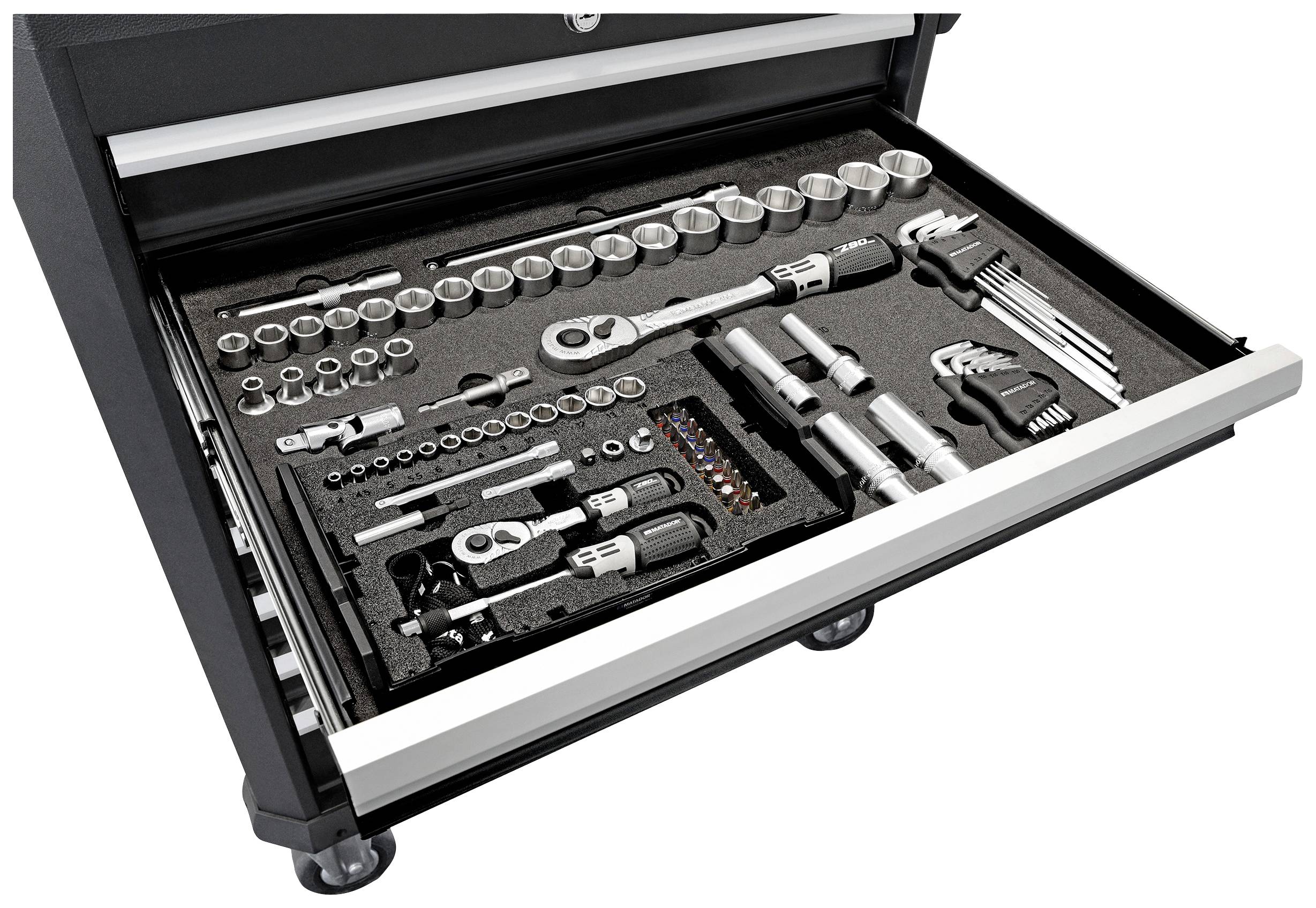 Szuflada narzędziowa z różnymi kluczami nasadowymi, grzechotkami i przedłużkami, starannie ułożonymi w piankowych wkładkach.