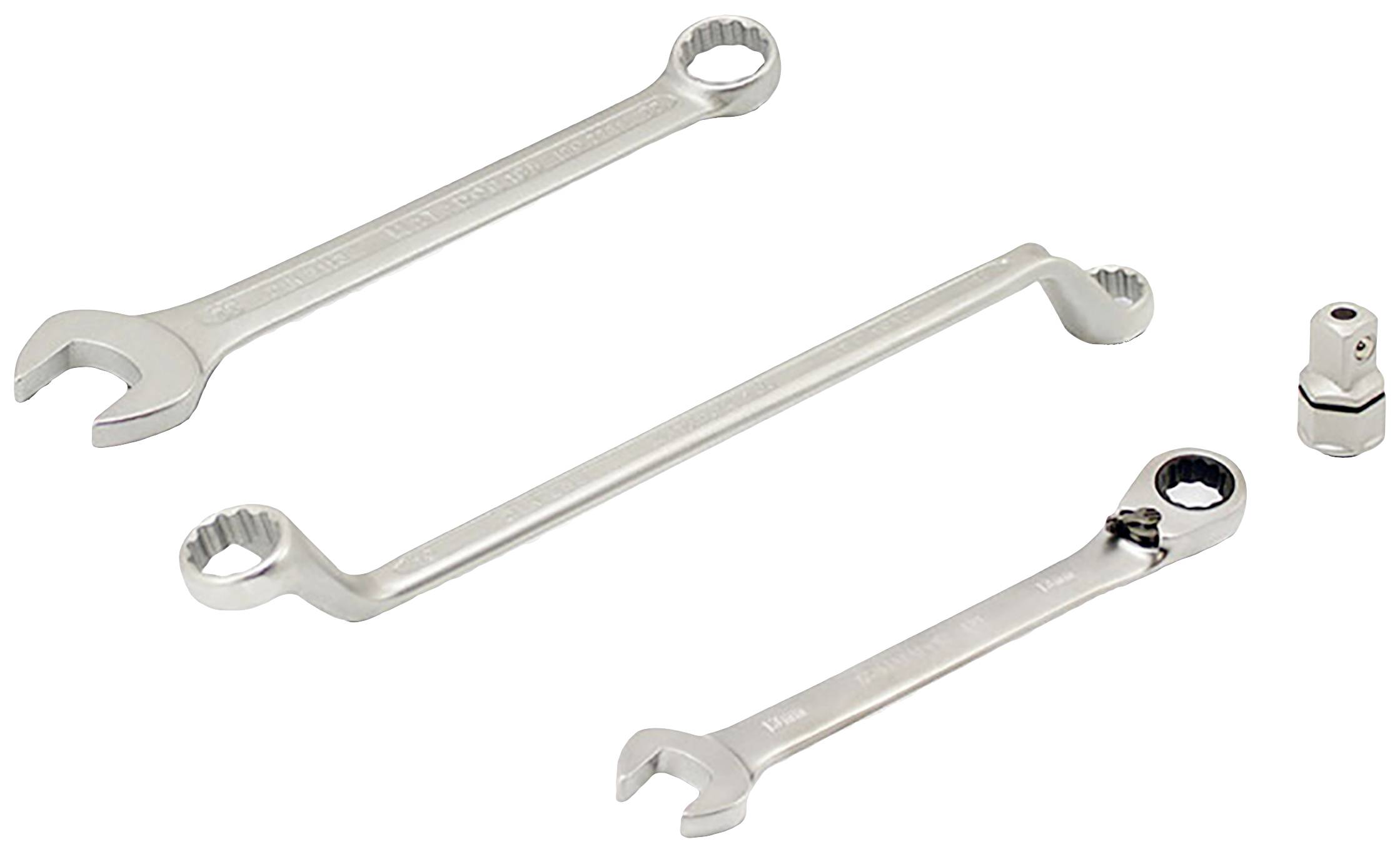 Trzy srebrne klucze nastawne o różnych rozmiarach leżą obok siebie na białej powierzchni, w pobliżu mały adapter.