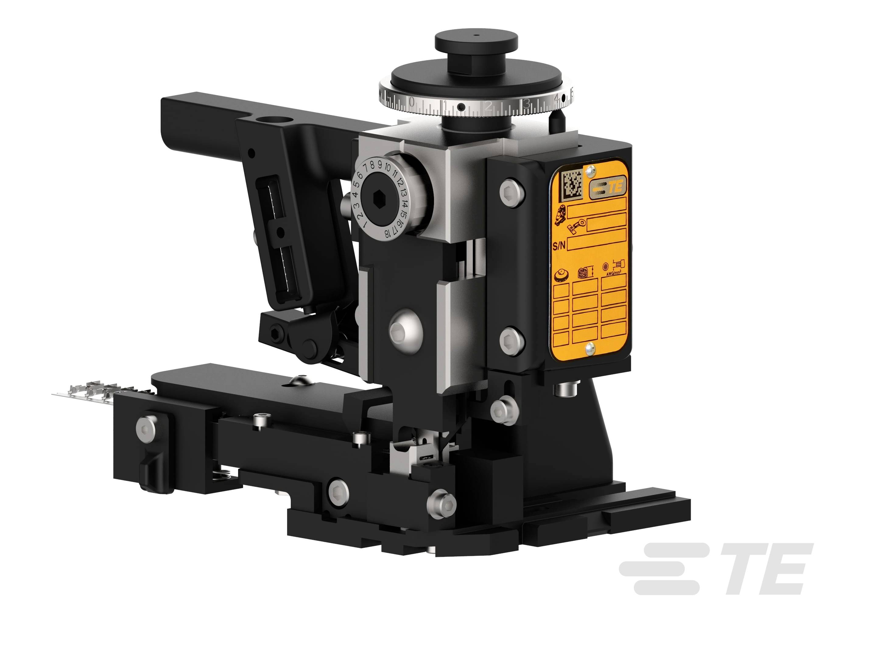 Na ilustracji widnieje przemysłowa maszyna do zaciskania w kolorach czarnym i srebrnym z żółtą naklejką informacyjną.