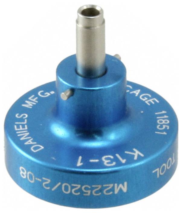 Niebieska okrągła część elektronicznego narzędzia oznaczona '(DANIELS MFG.', 'CAGE 11851', 'K13-1' i 'M22520/2-08'.