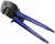 Ręczne szczypce zaciskowe z niebieskimi uchwytami, odpowiednie do łączenia złączek kablowych poprzez zaciskanie.