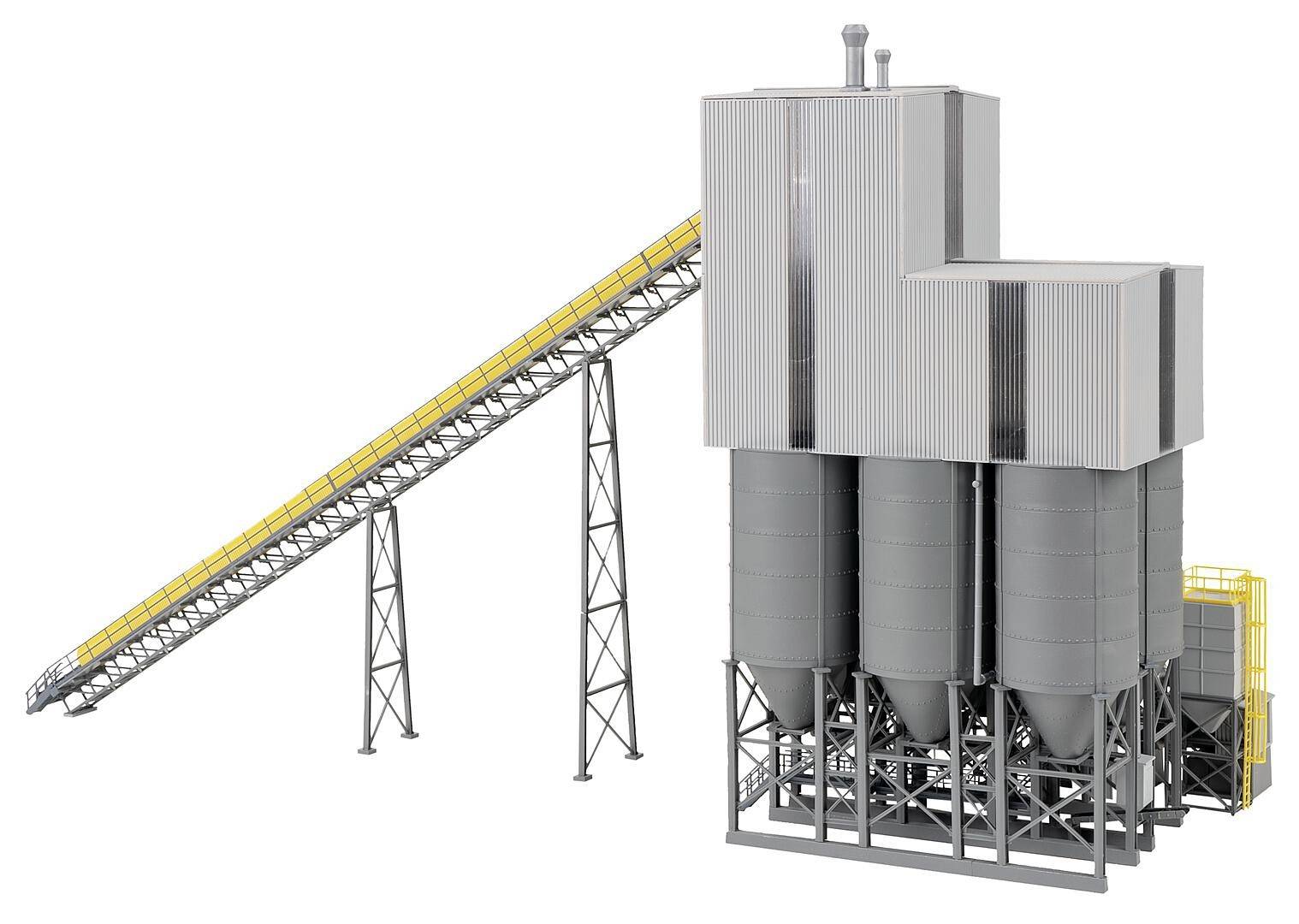 Przemysłowy obiekt z silosami i przenośnikiem taśmowym transportującym materiał w górę. Konstrukcja wykonana z metalu i betonu.