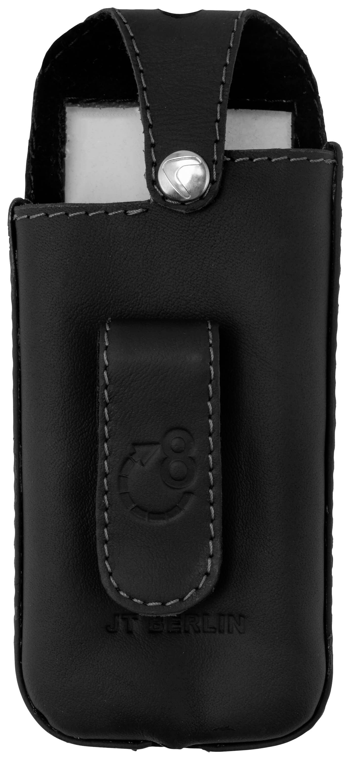 Czarne skórzane etui z zapięciem na metalowy guzik i pętlą do paska.