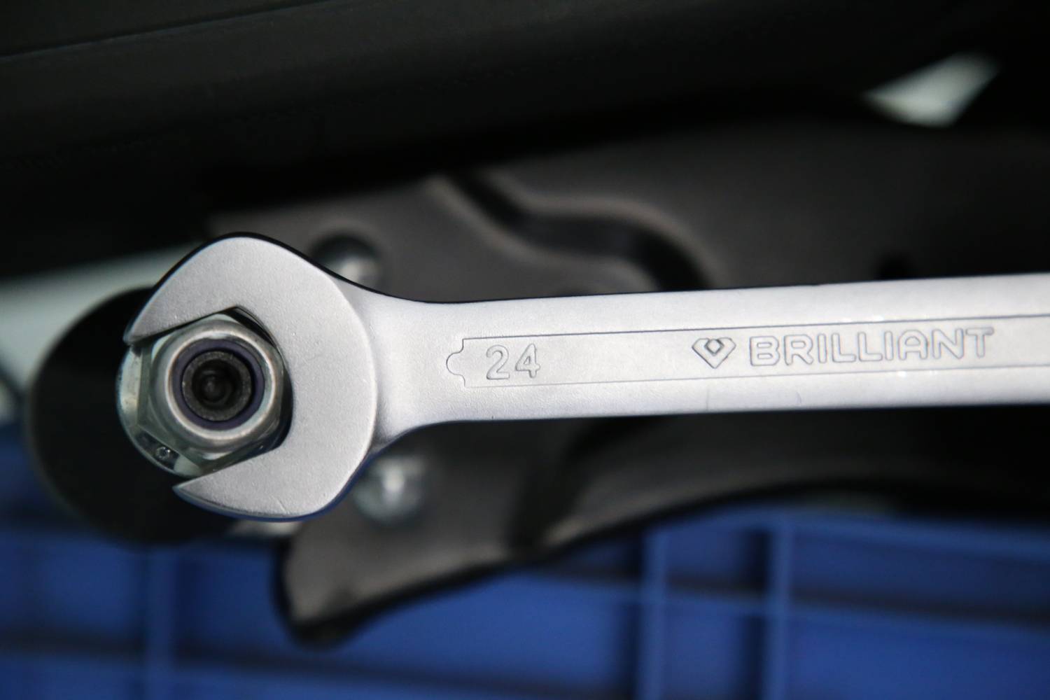 Srebrny klucz płaski marki Brilliant, rozmiar 24, przymocowany do śruby.