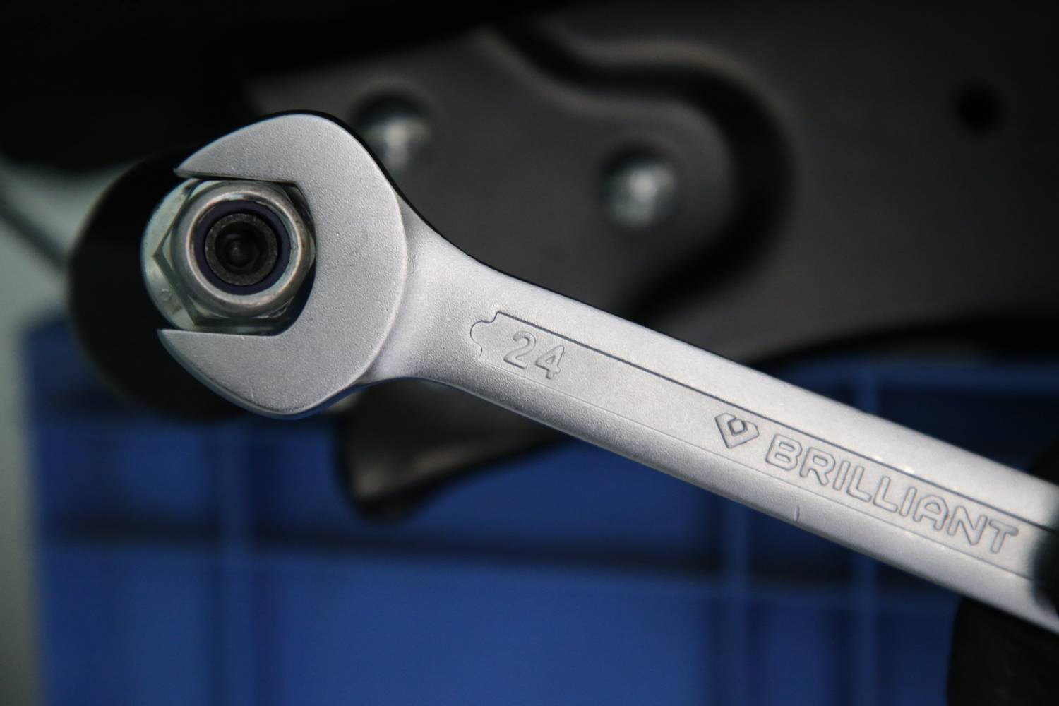 Srebrny klucz nastawny marki 'Brilliant' o rozmiarze 24 na rozmytym tle.