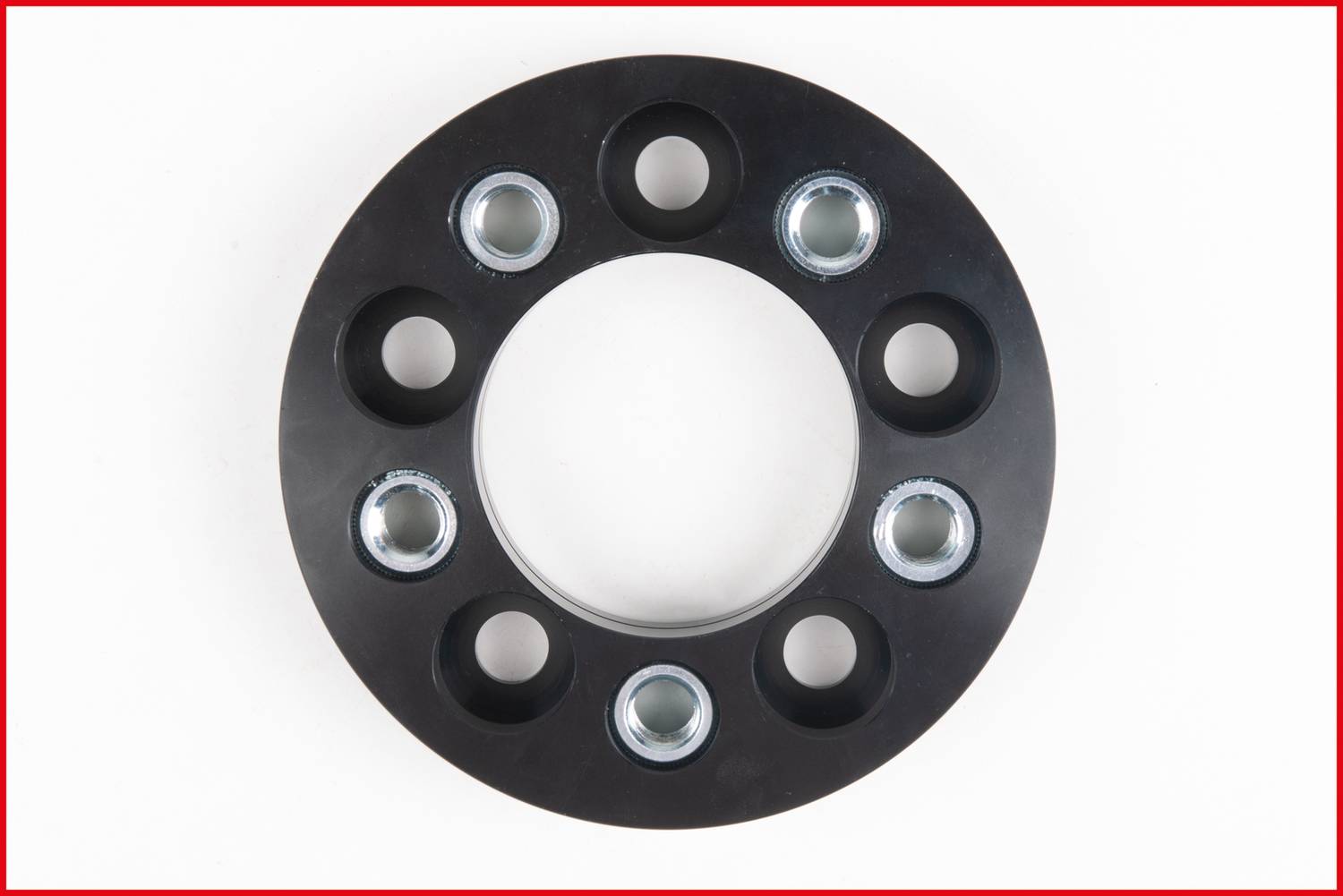 Okrągły czarny kołnierz metalowy z ośmioma symetrycznymi otworami. Kołnierz jest stosowany do łączenia lub mocowania w zastosowaniach technicznych.