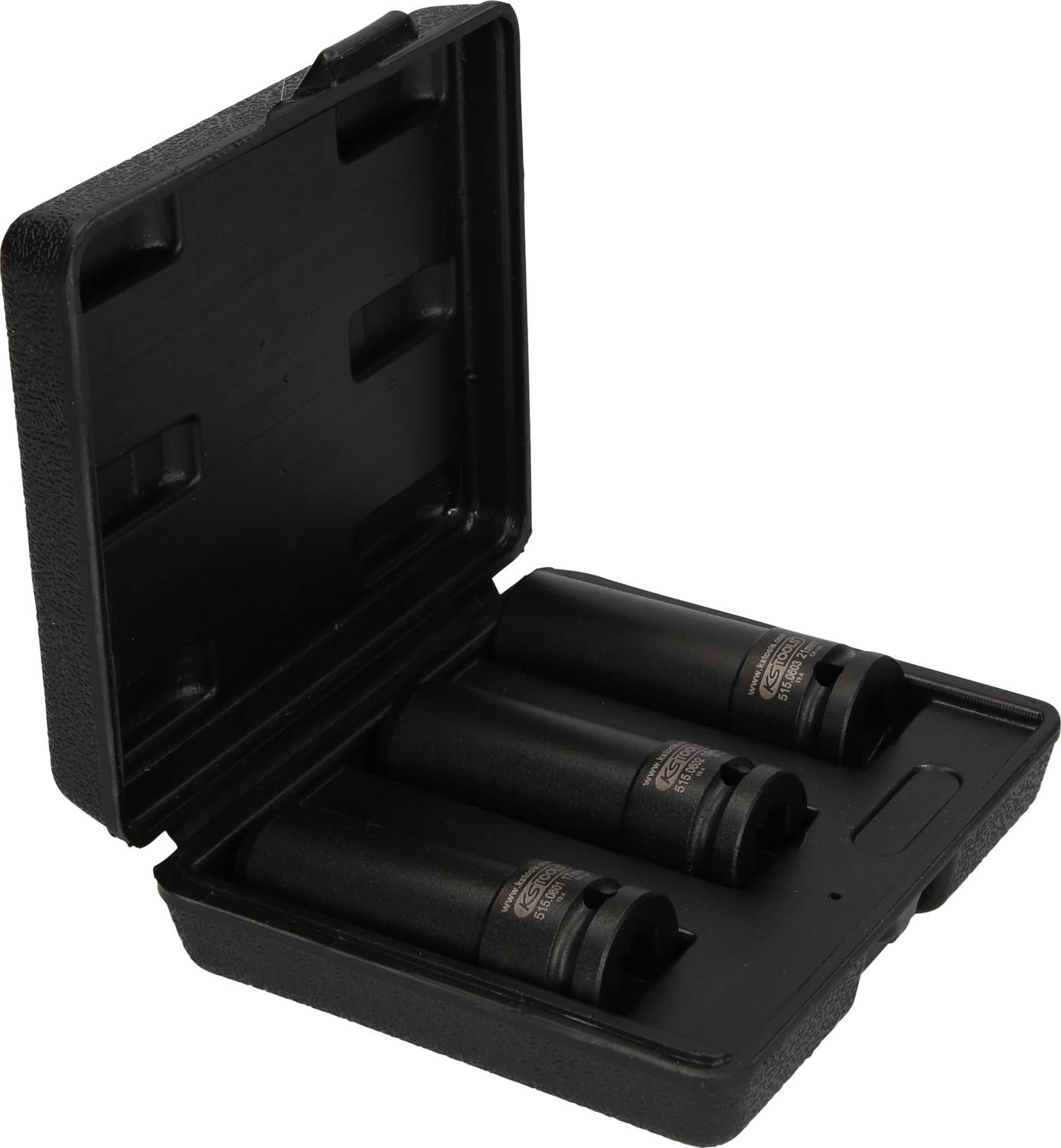 Trzy czarne orzechy włoskie w otwartym czarnym etui.